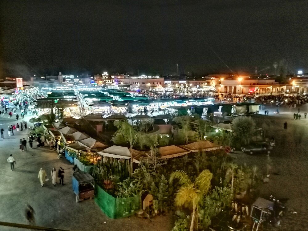 Вид на площадь с террасы ресторана