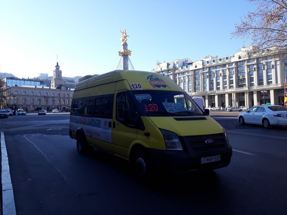Желтая маршрутка на площади Свободы