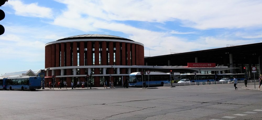 Остановка автобусов у вокзала Аточа, Мадрид