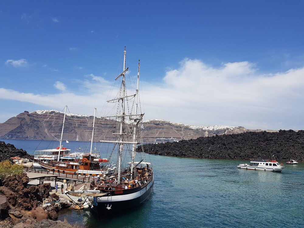Туристические кораблики ждут, когда туристы нагуляются по острову
