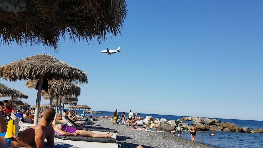 Над пляжем Камари регулярно пролетают самолеты