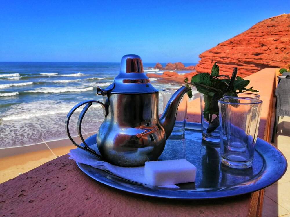 Чай на террасе отеля с видом на океан