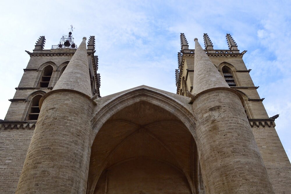 Массивные башни собора видны издалека