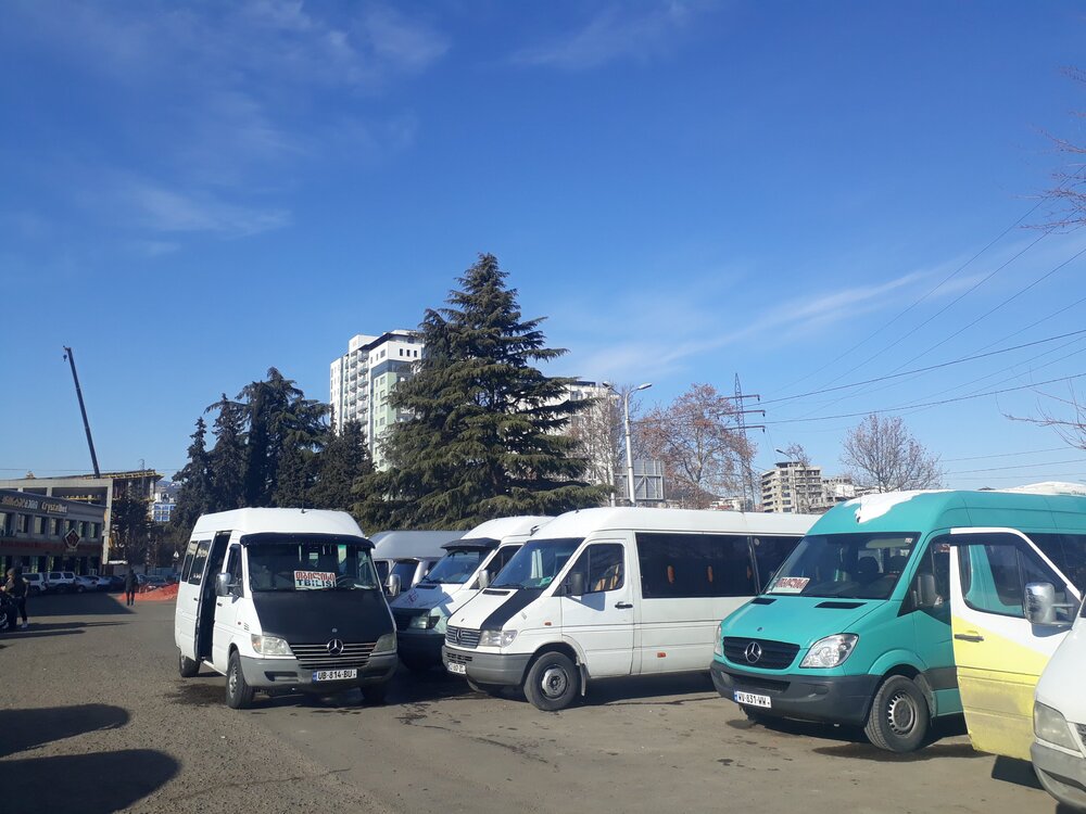 Микроавтобусы ожидают своей очереди на выезд