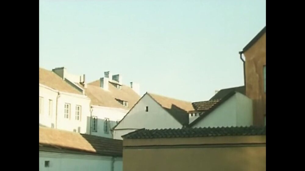 Кадр из фильма с крышами Старого города