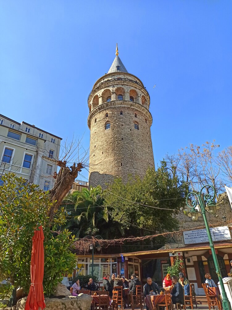 Башня Галата и окружающие кафе