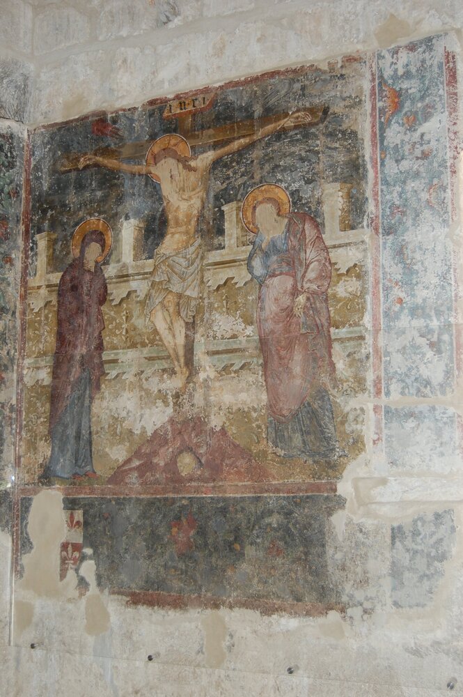 В одном из помещений замка сохранилась фреска с изображением распятия Иисуса Христа