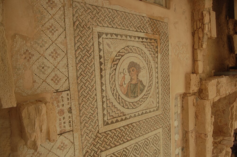 Фрагмент мозаики на полу, покрывающей большую часть здания