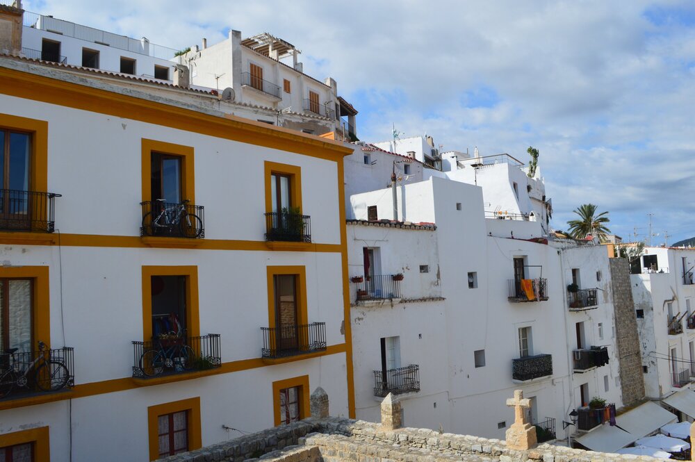 Большинство зданий в старой части города выкрашены в белый цвет - для сохранения прохлады в доме