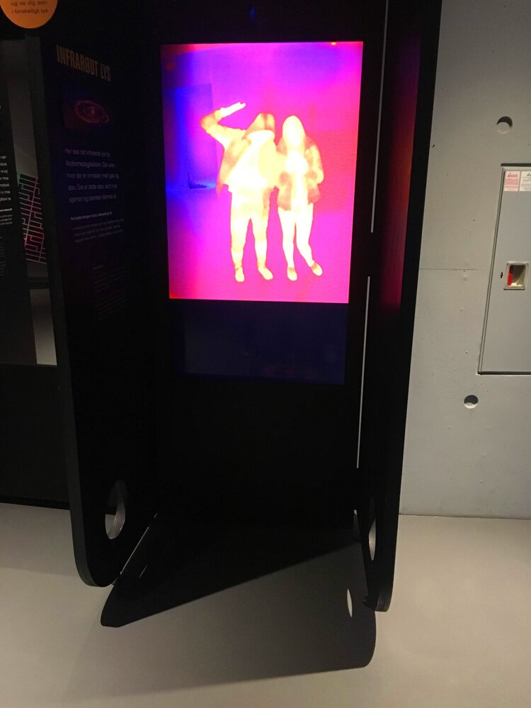 Интерактивные экраны улавливают тепло от тела и показывают проекции