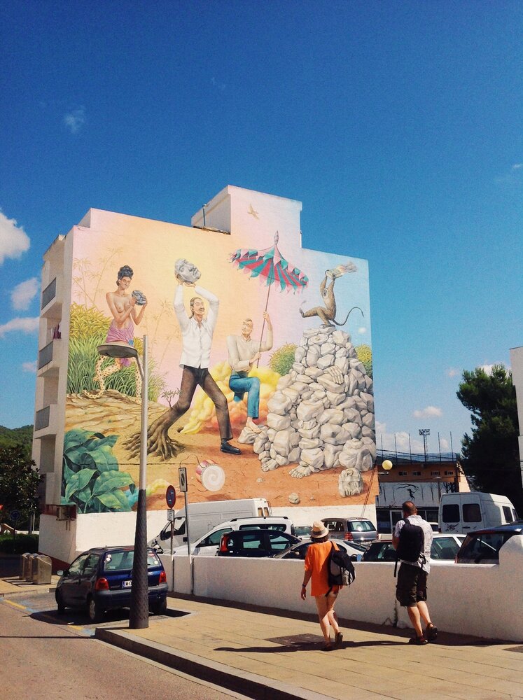 Художники ежегодно расписывают стены зданий в рамках фестиваля стрит-арта