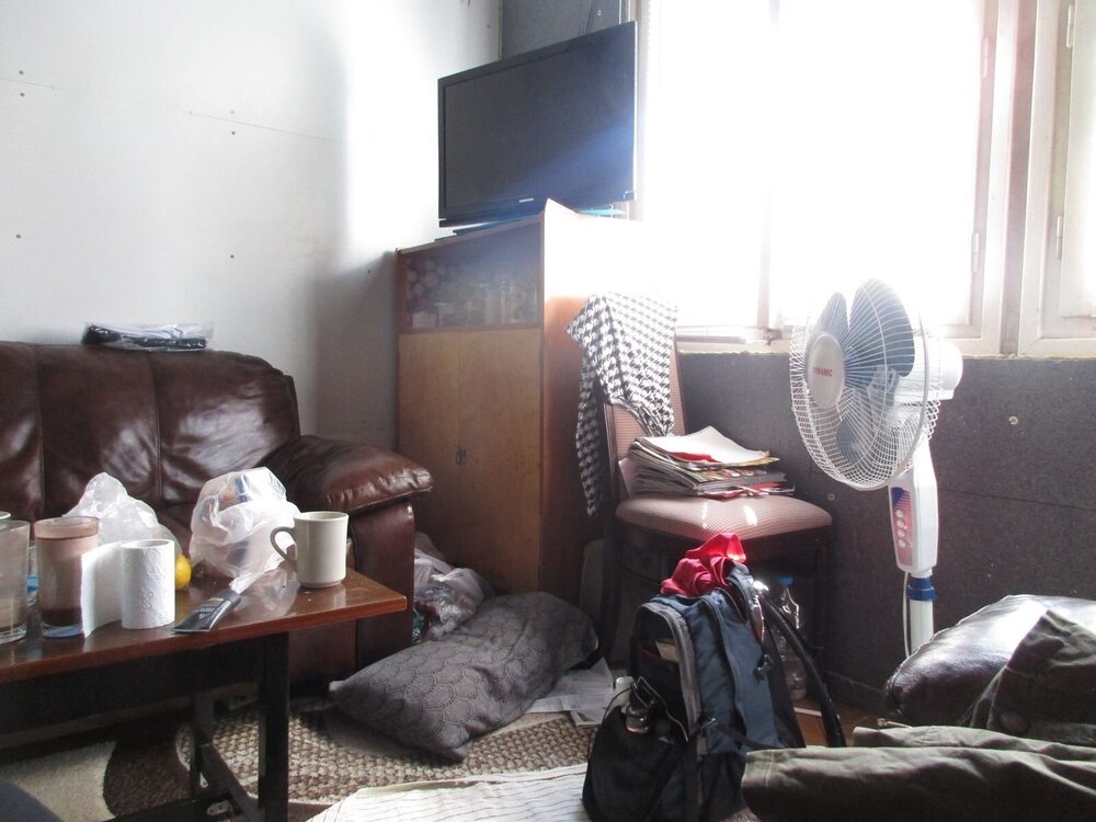 А в Македонии спали на диване без простыни и одеяла, в полном хаосе