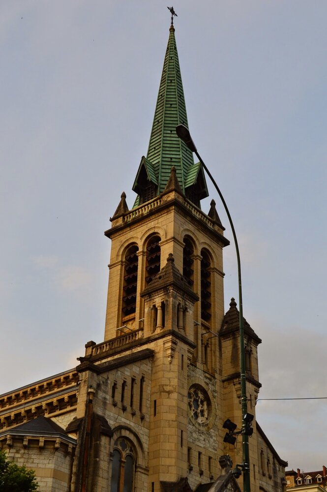 Деревянная крыша собора позеленела со временем