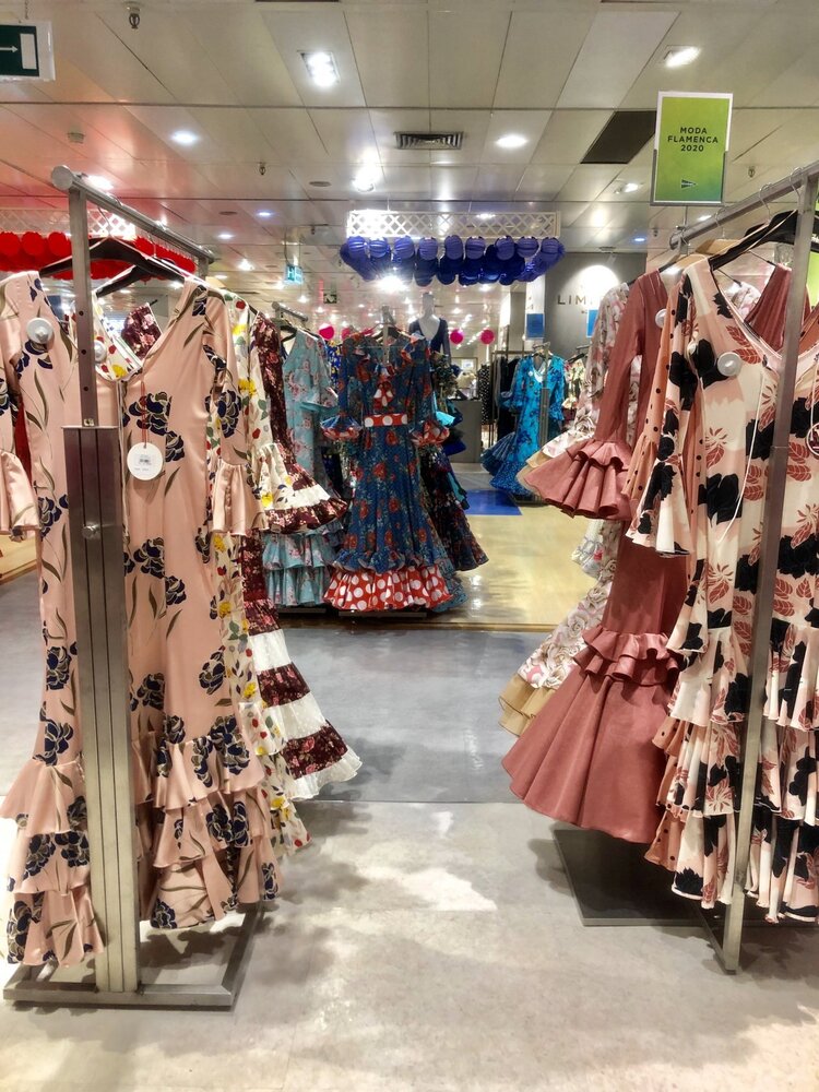 Платье можно купить в торговых центрах El Corte Ingles в Севилье