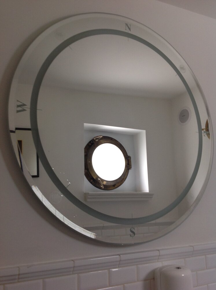 Все выдержано в одном стиле - вот такое круглое зеркало висит в туалете