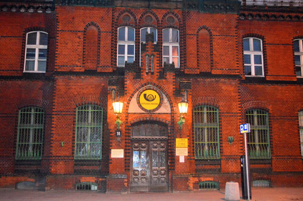 Желтый знак над входом - символ литовской почты
