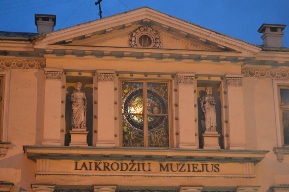 Фасад музея украшен витражом с часами