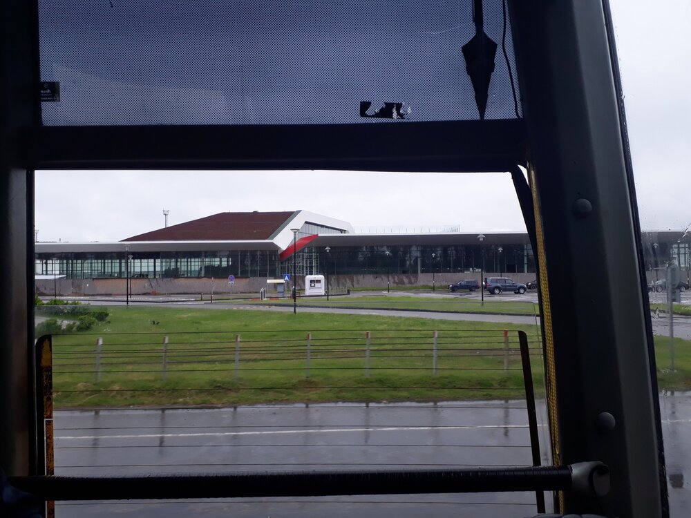 Микроавтобусы проезжают по трассе у самого аэропорта