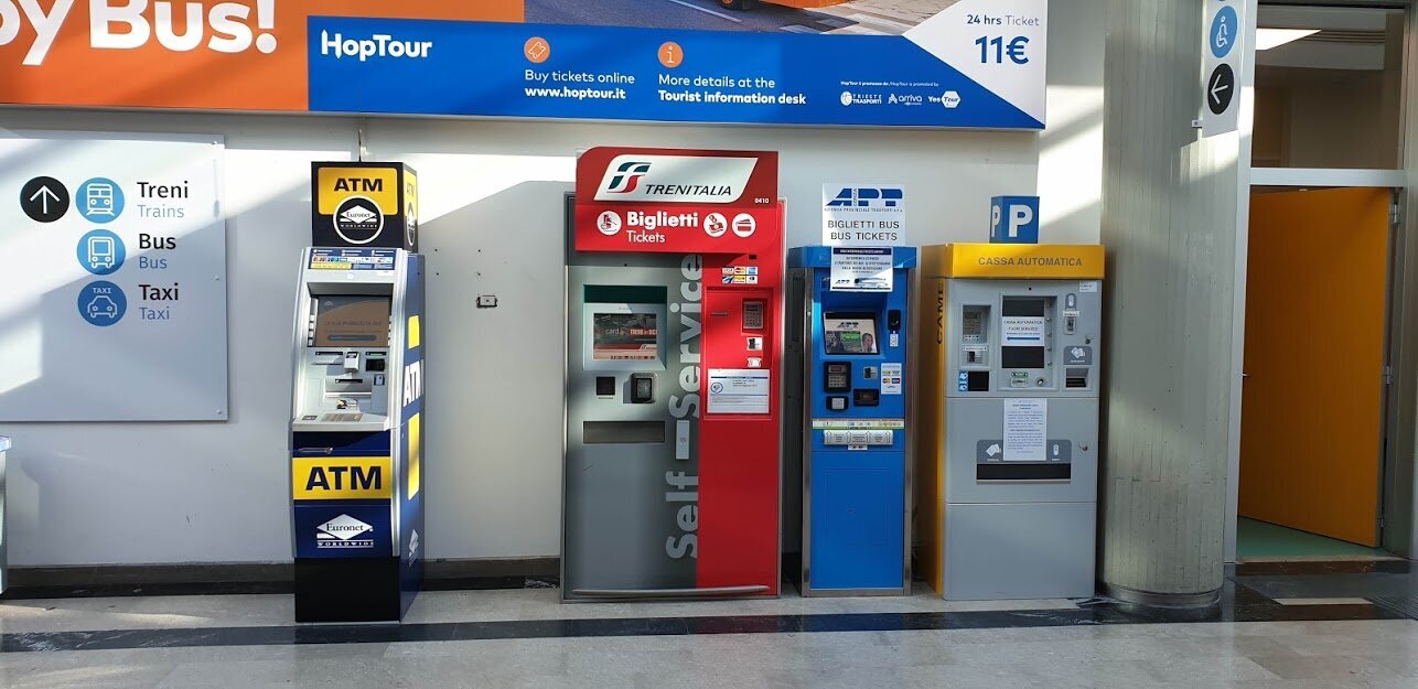 Банкомат, паркомат и автоматы по продаже билетов на поезда и автобусы находятся в основном зале аэропорта