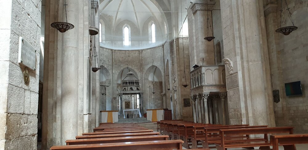 В соборе сохранились элементы интерьера XII-XIII веков