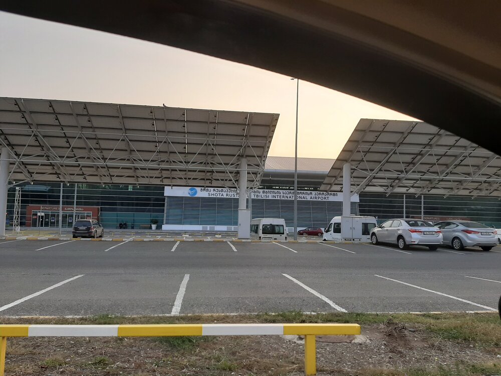 Парковка аэропорта расположена прямо у входа