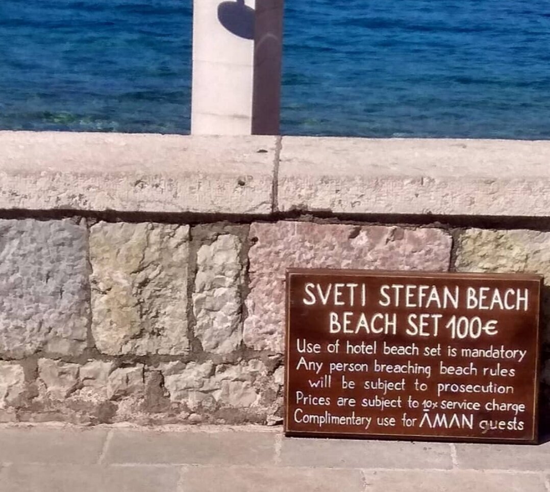 Табличка на входе на платный пляж Свети Стефан