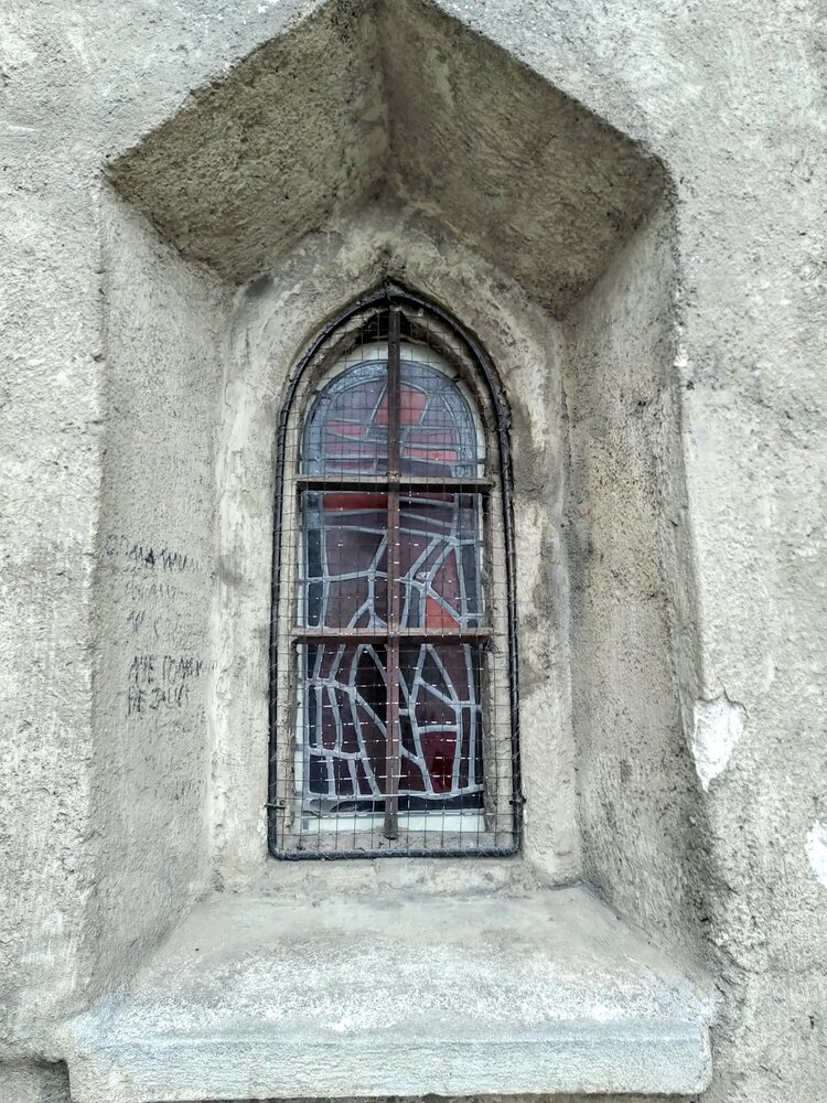 В окнах старинные витражи