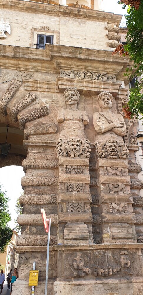 Четыре фигуры на колоннах символизируют мавров, побежденных Карлом V