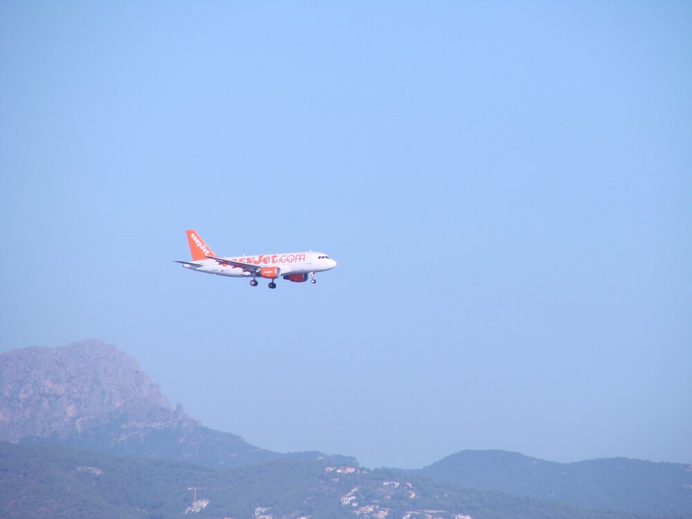 Самолет компании Easyjet идет на посадку в аэропорт Пальмы