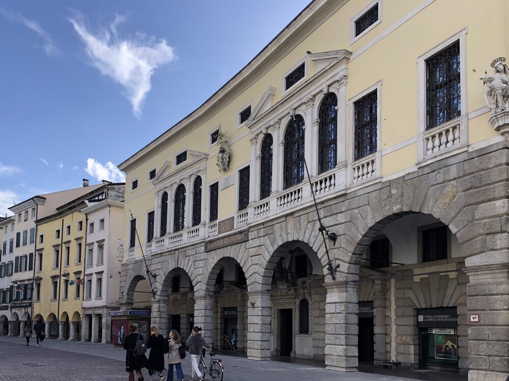 Фасад Палаццо дель Монте ди Пьета невозможно пройти мимо, он выделяется среди старых зданий