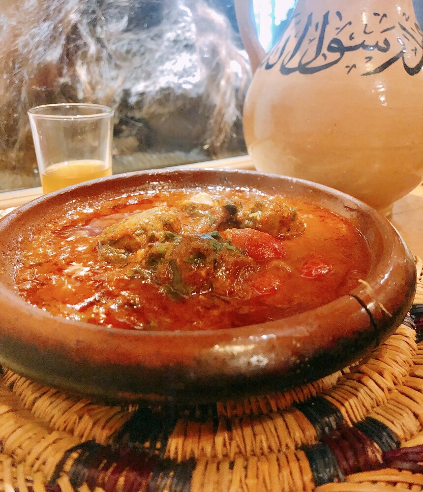 Тефтели в типичном местном соусе из сефардской, т.е. еврейской, кухни