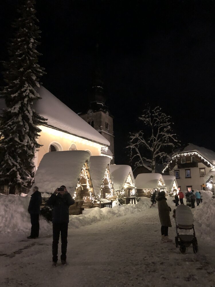 Ярмарочные домики под снегом - это даже  удивляет даже словенцев