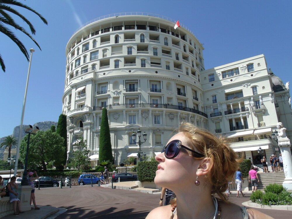 Отель Де Пари справа от здания казино