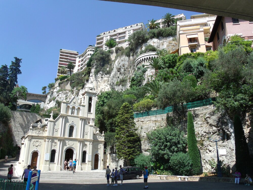 Сам город встроен в скалы. Церковь святой Девоты (Chapelle Sainte Dévote), покровительницы Монако