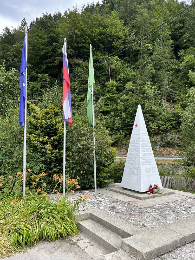 Памятники павшим воинам есть по всей Словении, где проходили бои