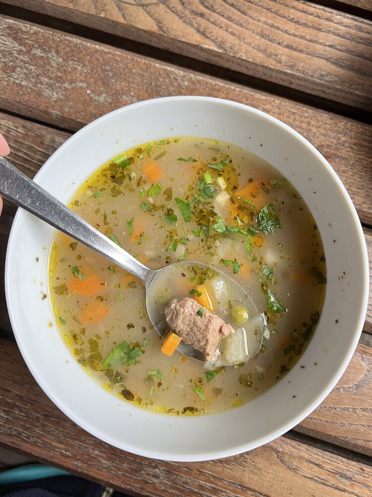 Обара - локальный суп с говядиной и овощами