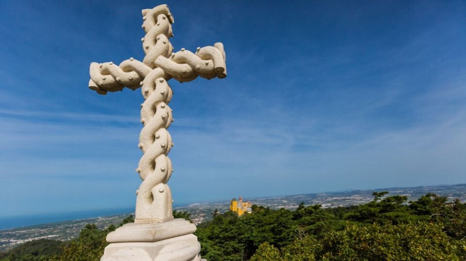 The highest point of Sintra (528 meters). You can see the ocean on the left and the Pena Palace on the right.