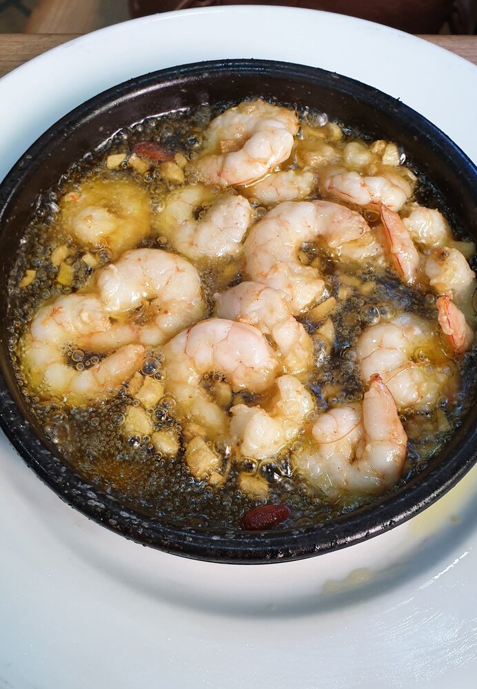 Shrimp "al ajillo" - in boiling garlic oil