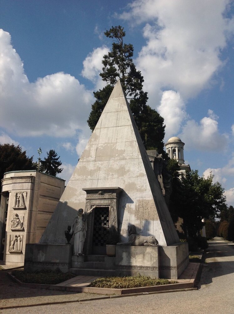 Пирамида на Монументальном кладбище