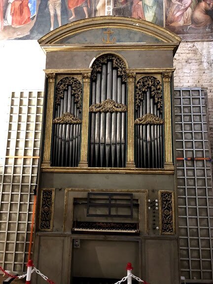 Очень старый орган, вероятно, до сих пор играет, но в наше посещение баптистерий был на реставрации
