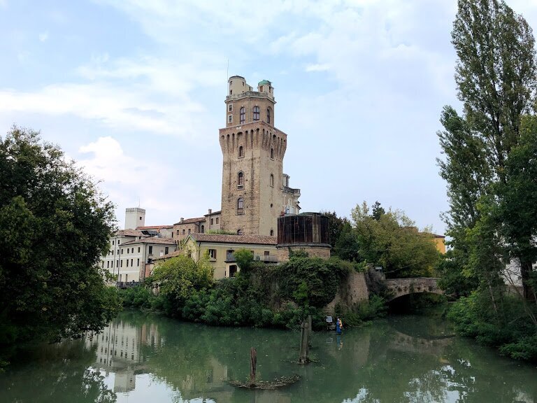 Башня Ла Спекола стоит на заброшенном, но живописном канале. Здесь даже остались старые венецианские столбы: из Падуи можно по воде добраться до Венеции