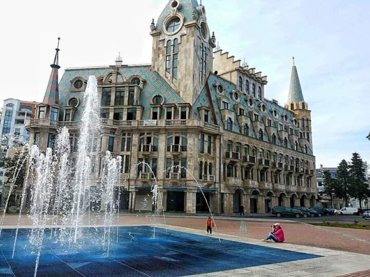 Здание и фонтан на площади Эра