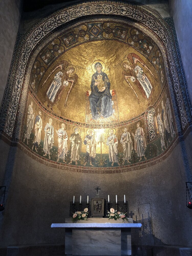 Неф с мозаикой XII века, сохранившиеся от церкви Девы Марии