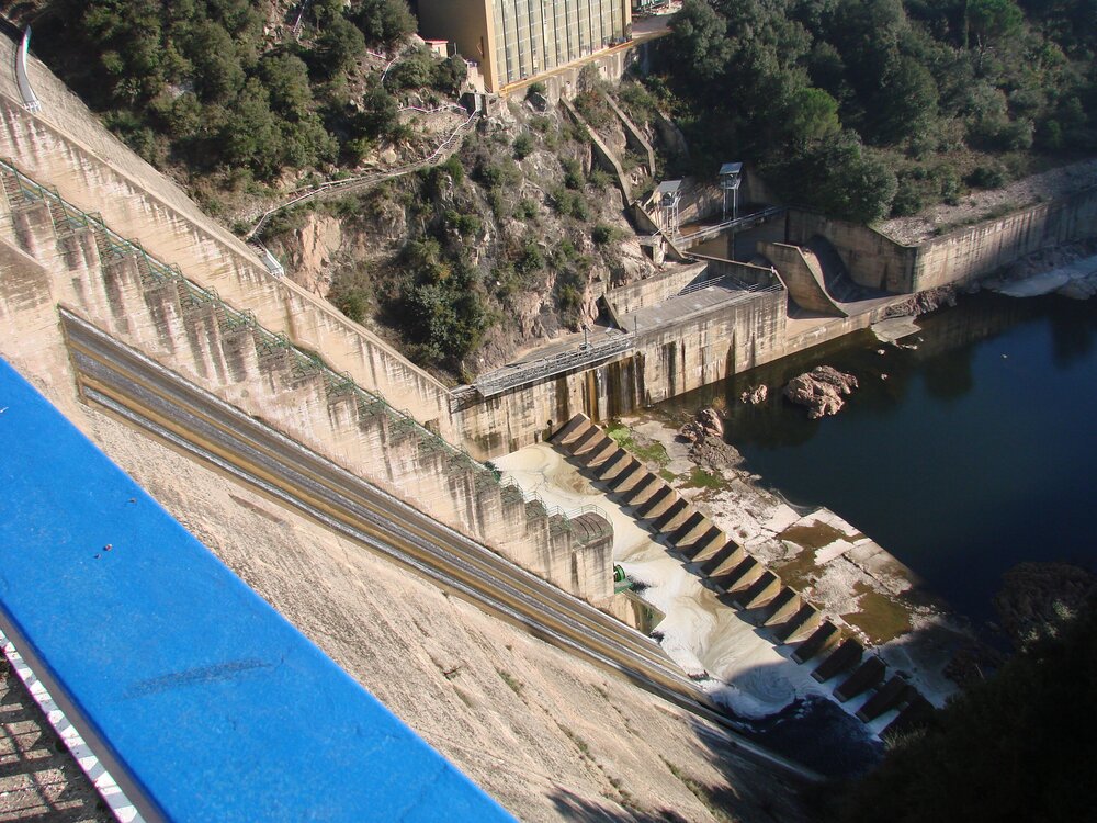 Hydroelectric power plant on the reservoir