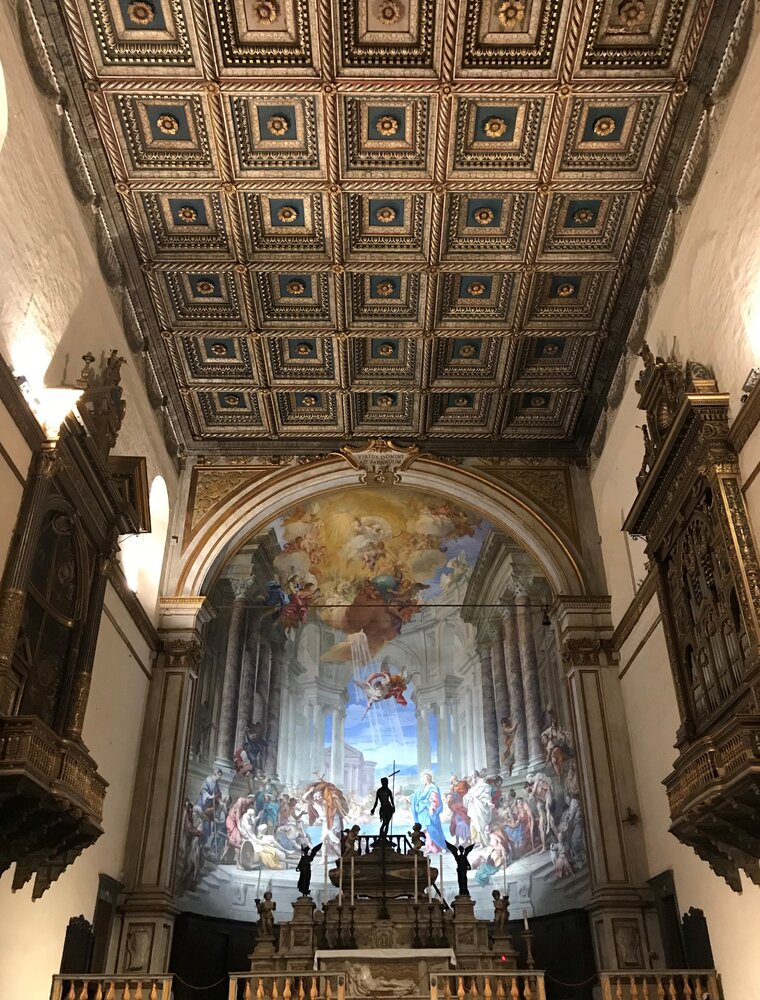 Церковь Сантиссима-Аннунциата: потолок и фрески алтаря