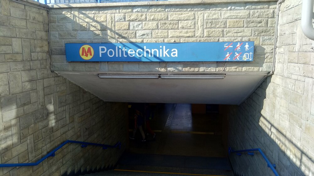 Вход в варшавское метро
