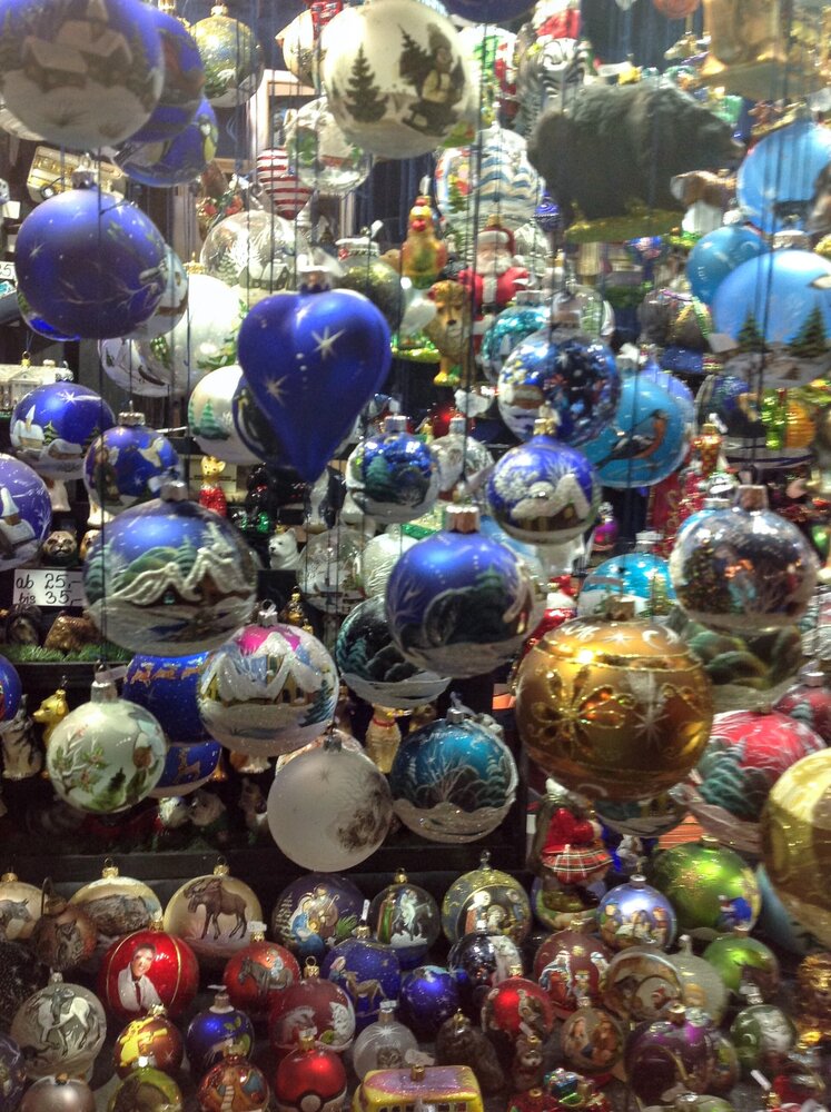 На ярмарке продаются самые разные елочные шары