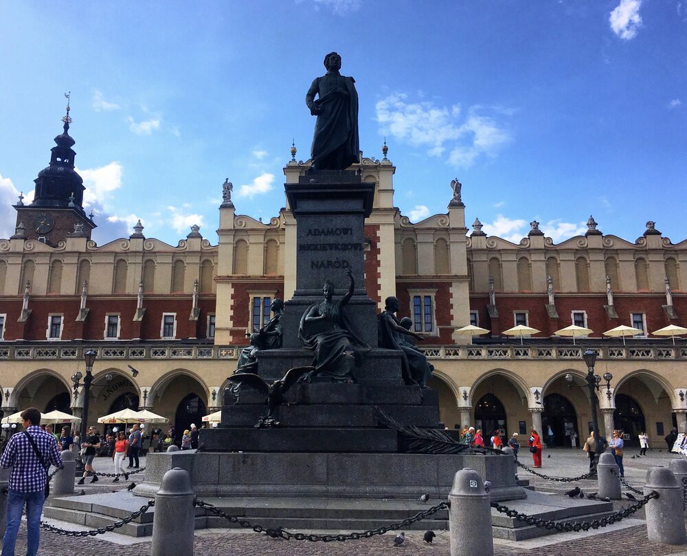 Памятник Адаму Мицкевичу на фоне Суконных рядов