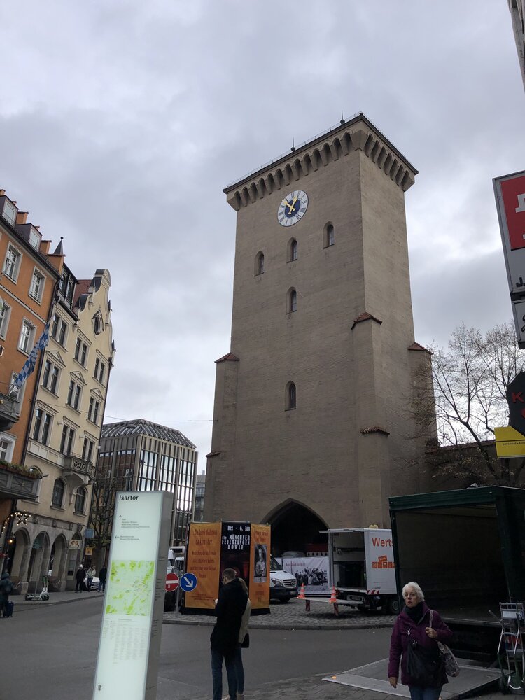 Башня ворот Isartor. Прямо внутри самих ворот готовят Фейерзангенбоул