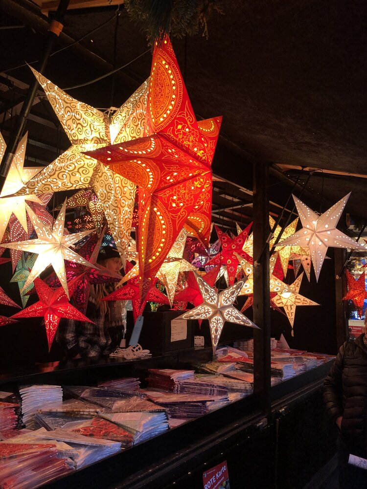 Бумажные фонари в виде звезды - типичное немецкое украшение к Рождеству